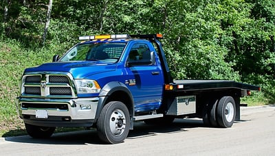 Tow truck equipped with a premium tow light bar